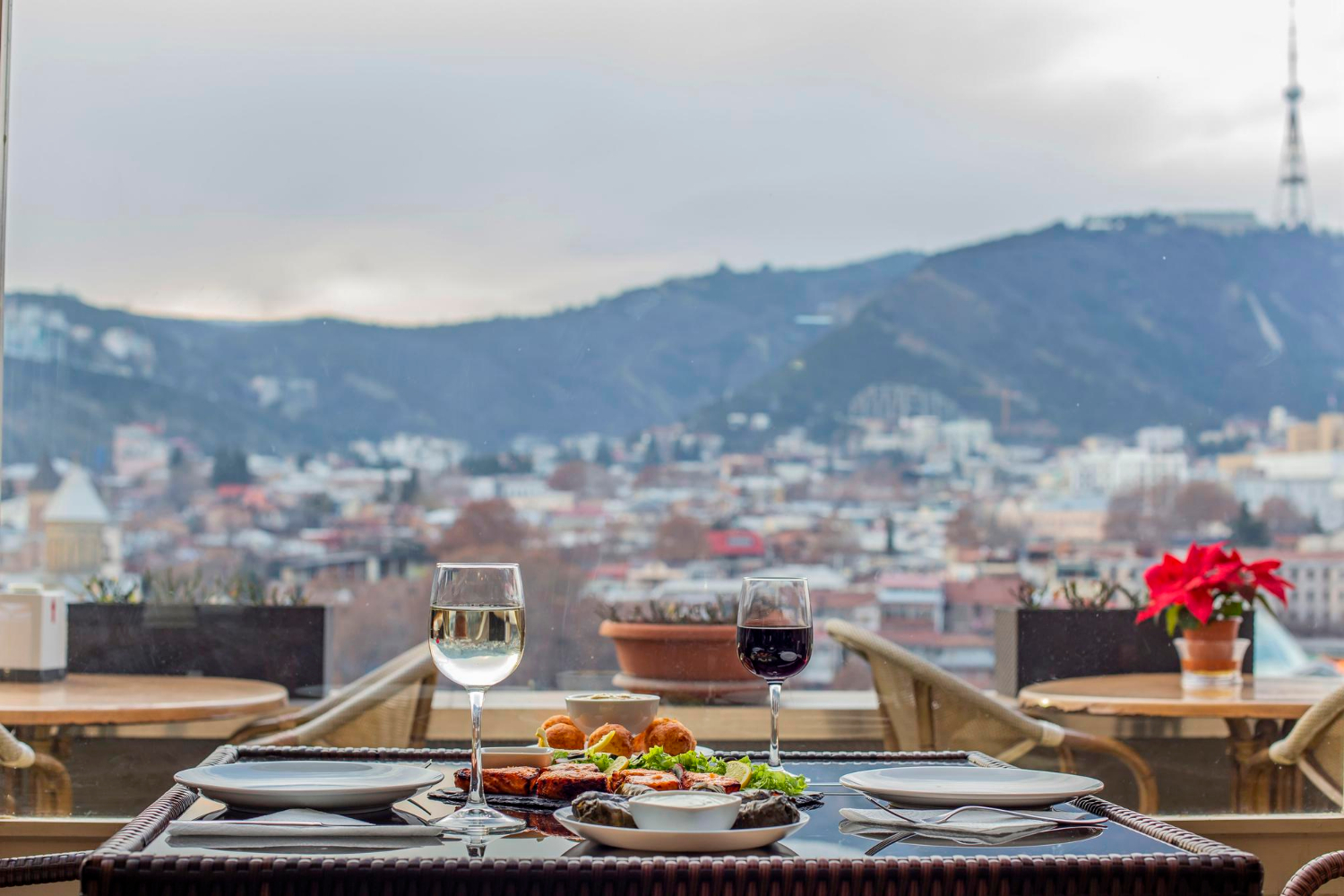 CN_lasbrisas01 View of cityscape with mountains in background